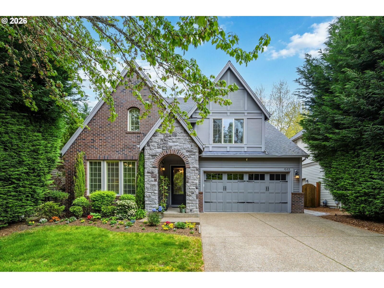 Property Photo:  1082 Meek Way  OR 97068 