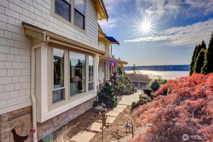 Property Photo:  514  205th Avenue NE  WA 98074 