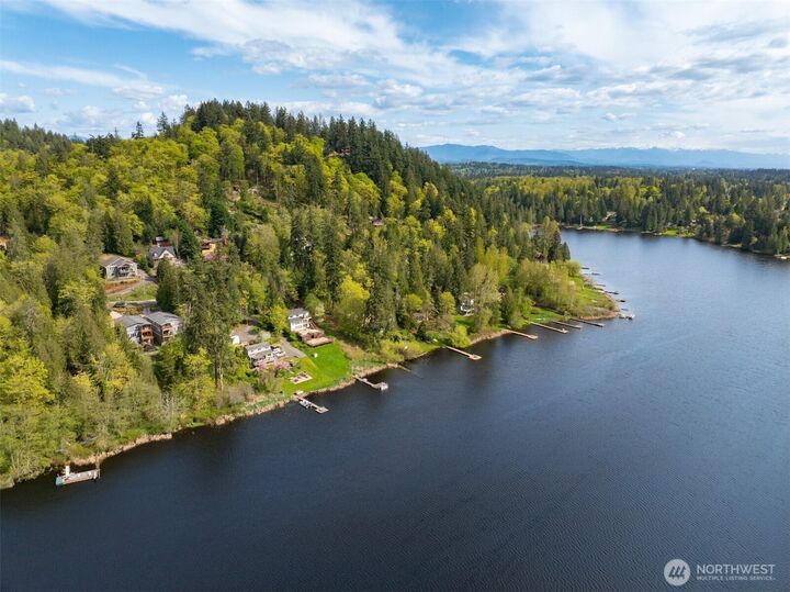 Property Photo:  17722 E Lake Desire Drive SE  WA 98058 