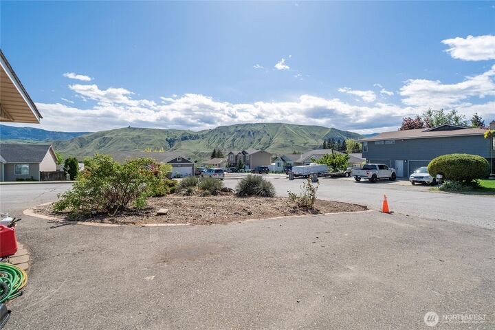 Property Photo:  1121  Jean St  SE  WA 98802 