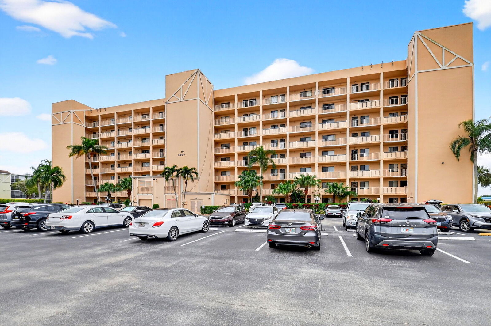 Property Photo:  6866 Huntington Lane 707  FL 33446 