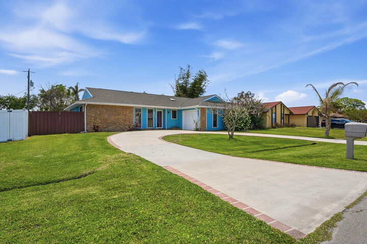 Property Photo:  814 SE Celtic Avenue  FL 34983 