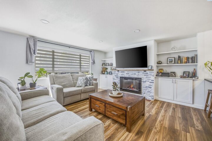 Property Photo:  643 Cedar Ave  WA 99352 
