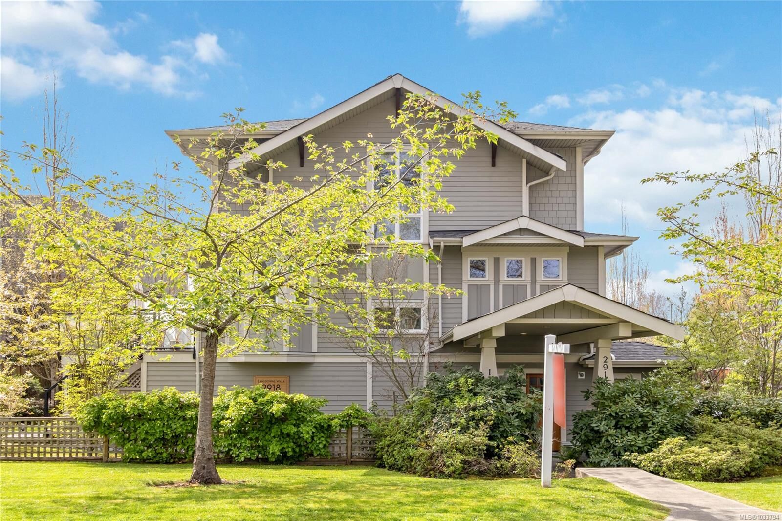 Property Photo:  2918 Shelbourne St 1  BC V8R 4M6 