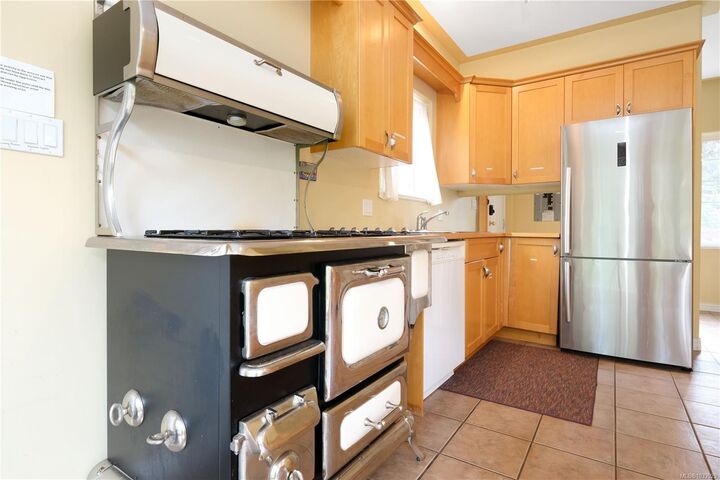 Property Photo: 2420 Campbell River Rd BC V9W 4N7