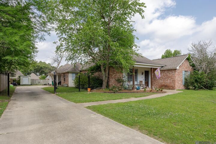 Property Photo:  16497 Jefferson Oaks Dr  LA 70769 