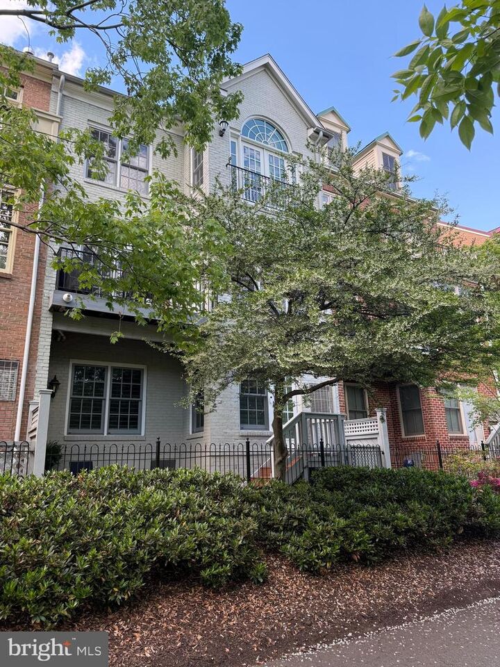 Property Photo:  28 Alexander Street  VA 22314 