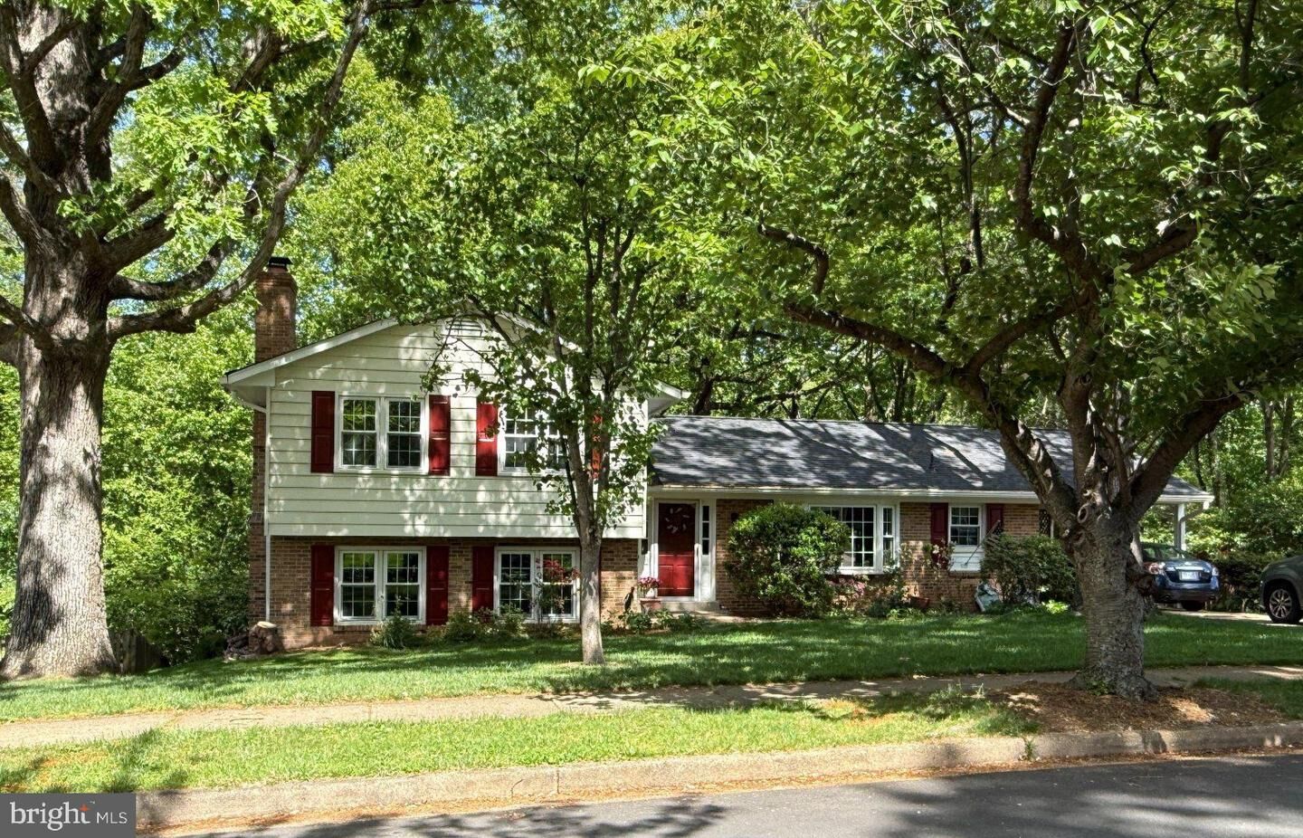 Property Photo:  2327 Riviera Drive  VA 22181 