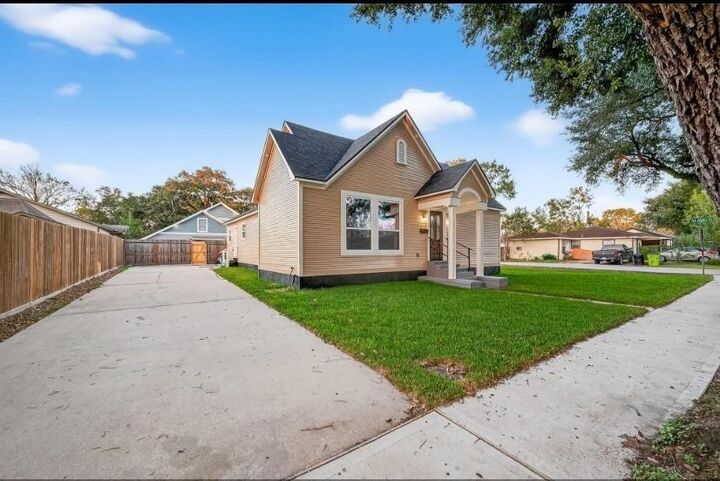 Property Photo:  2725 Avenue F  TX 77471 