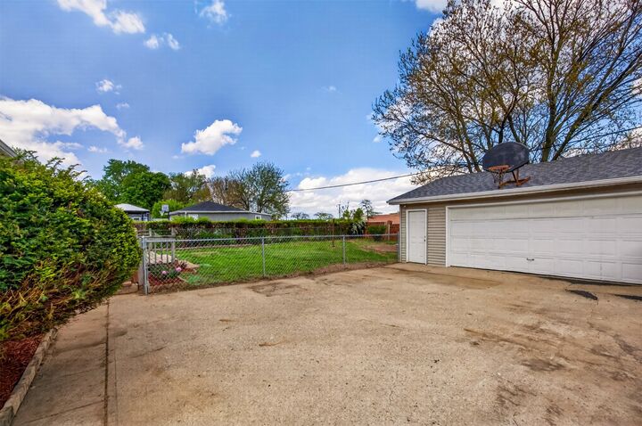 Property Photo:  3913 64th Street  IA 50322 