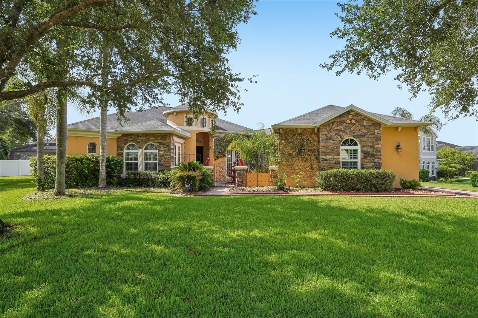 Property Photo: 910 Parasol Place FL 32766