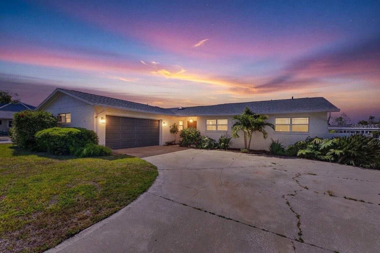 Property Photo:  8450 Flagstone Drive  FL 33615 
