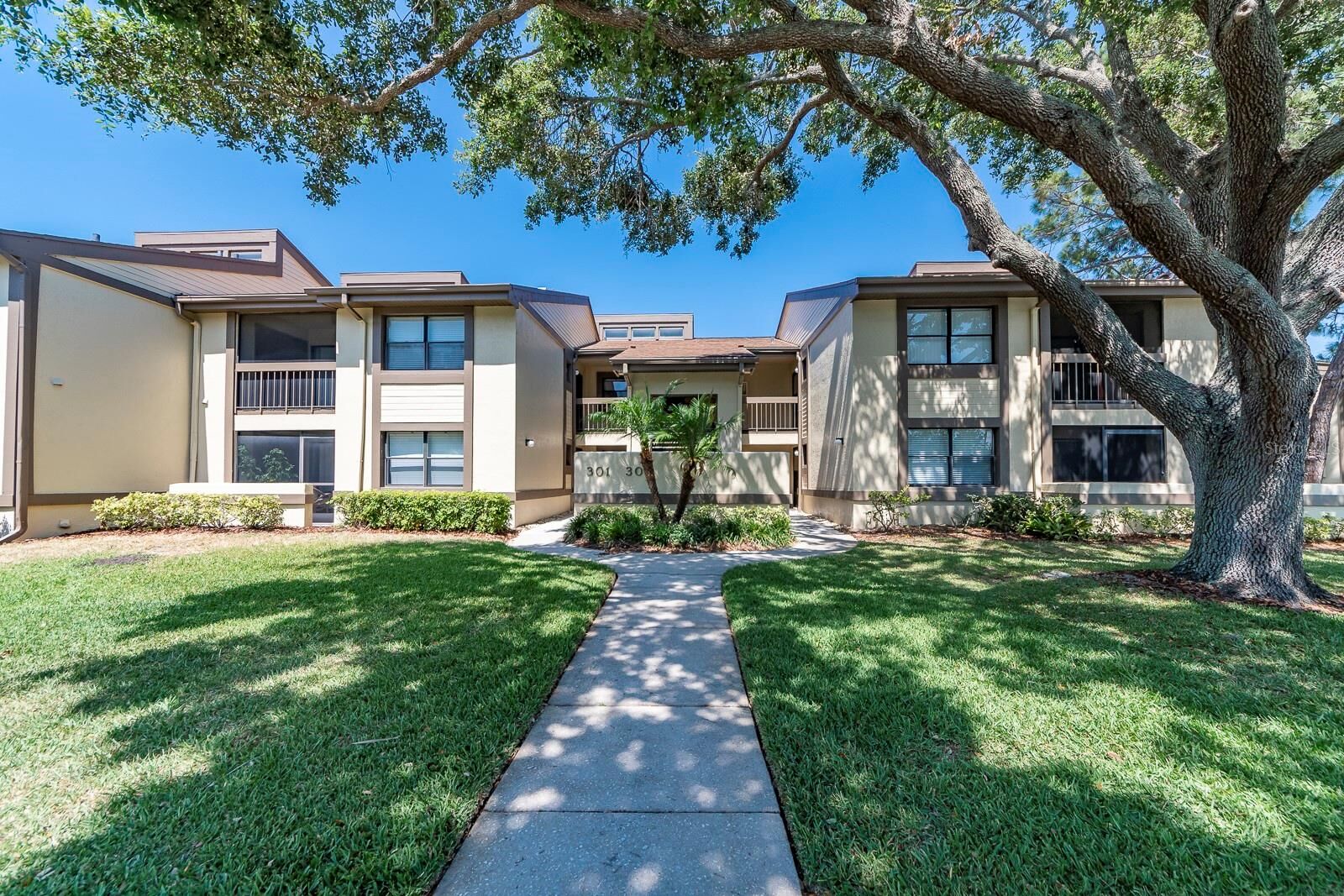 Property Photo:  304 Woodlake Wynde 304  FL 34677 