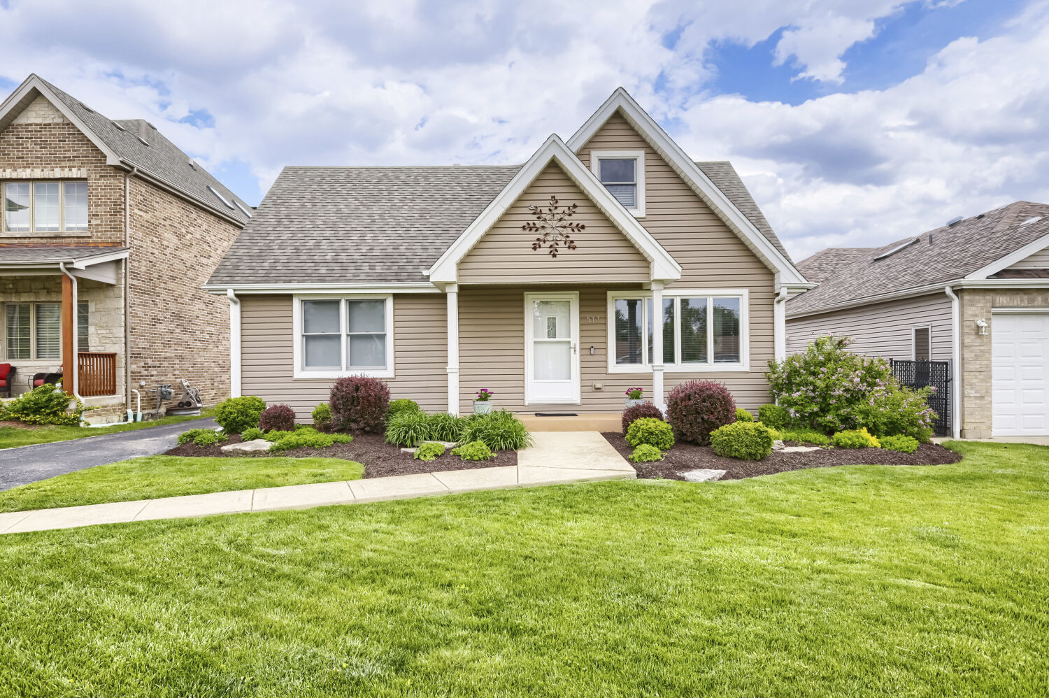 Property Photo:  513 N Howard Avenue  IL 60126 