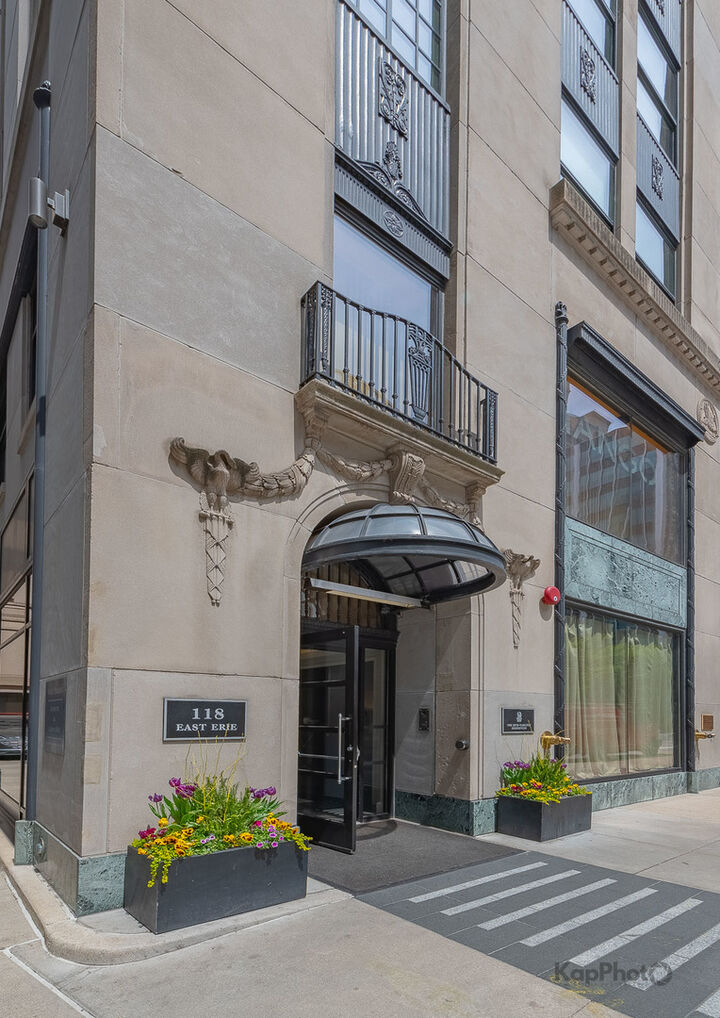 Property Photo:  118 E Erie Street 15A  IL 60611 