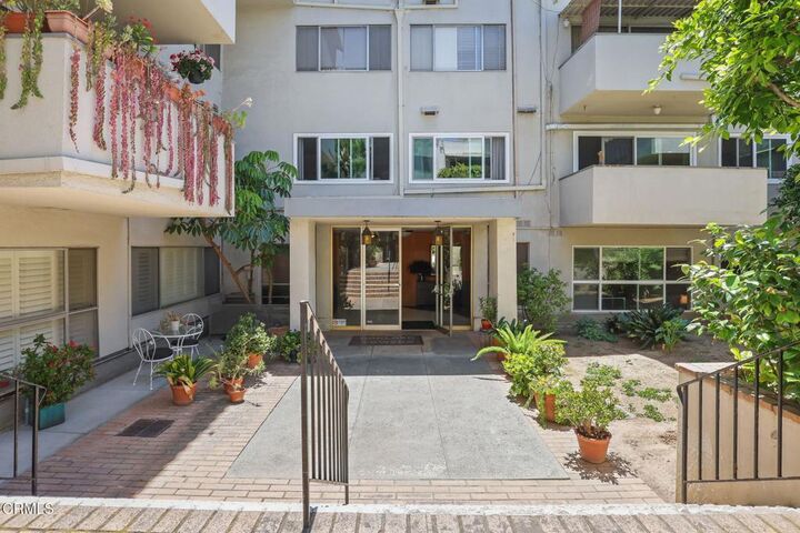 Property Photo:  395 S Oakland Avenue 104  CA 91101 