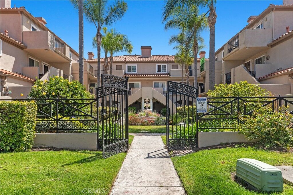 Property Photo:  606 Lake Street 22  CA 92648 