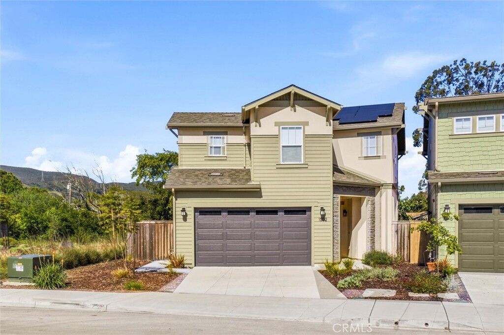Property Photo:  1052 Forest  CA 93405 