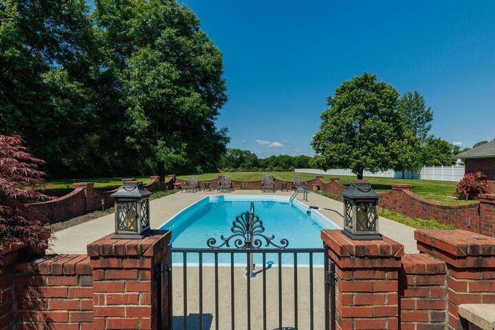 Property Photo:  1916 S Mount Juliet Rd  TN 37122 