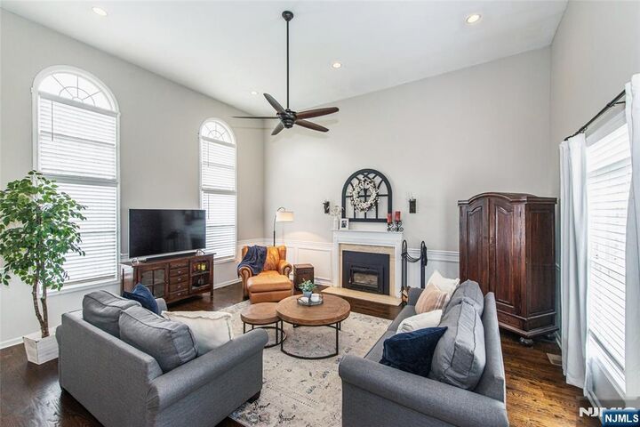 Property Photo:  5 Crestview Lane  NJ 07871 