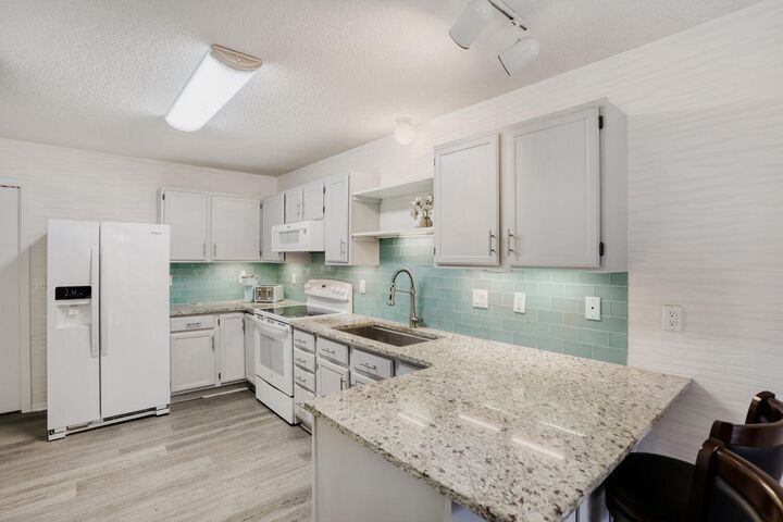 Property Photo:  790 County Road F W 66  MN 55126 