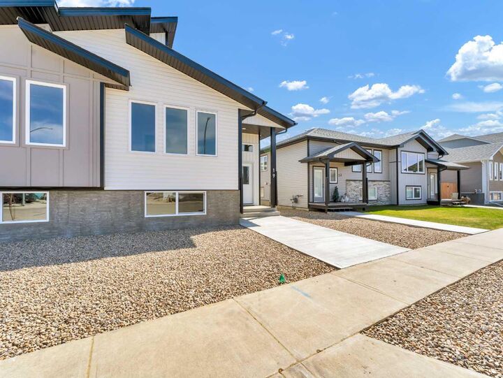 Property Photo: 19 Somerside Gate SE AB T1B 0M1
