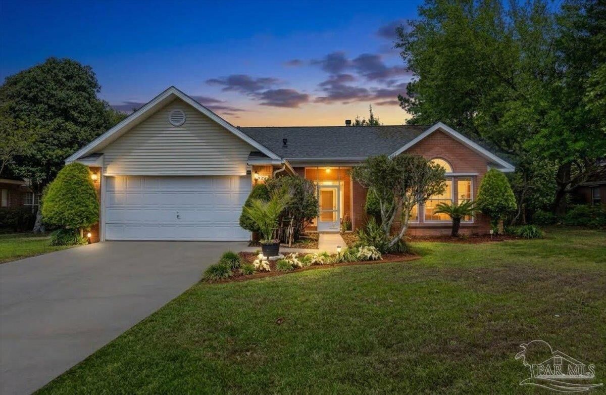 Property Photo:  806 Linda Dr  FL 32569 
