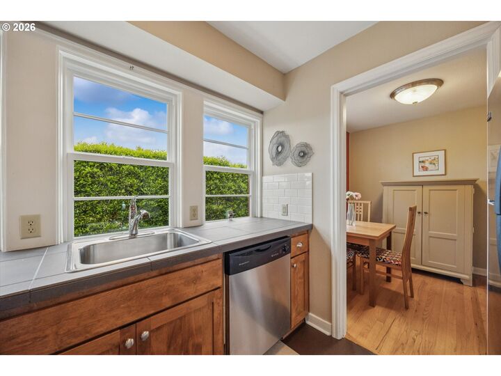 Property Photo: 255 NE 61st Ave 19 OR 97213