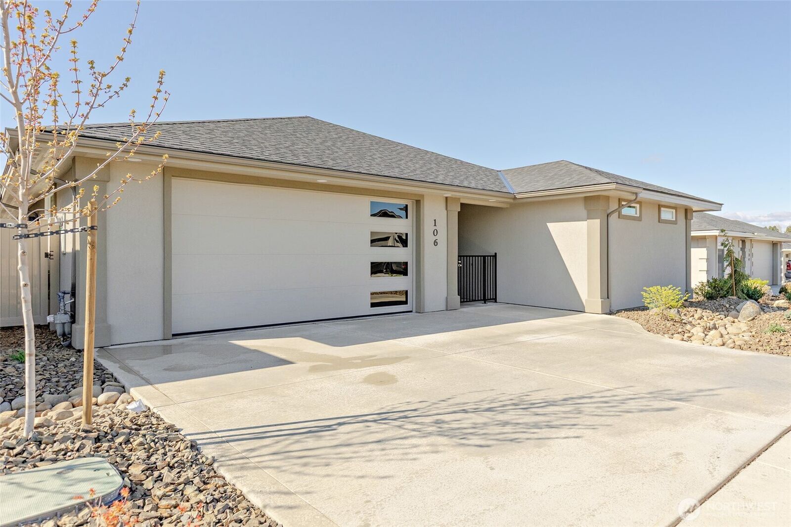 Property Photo:  106 E Chinook Road  WA 98926 