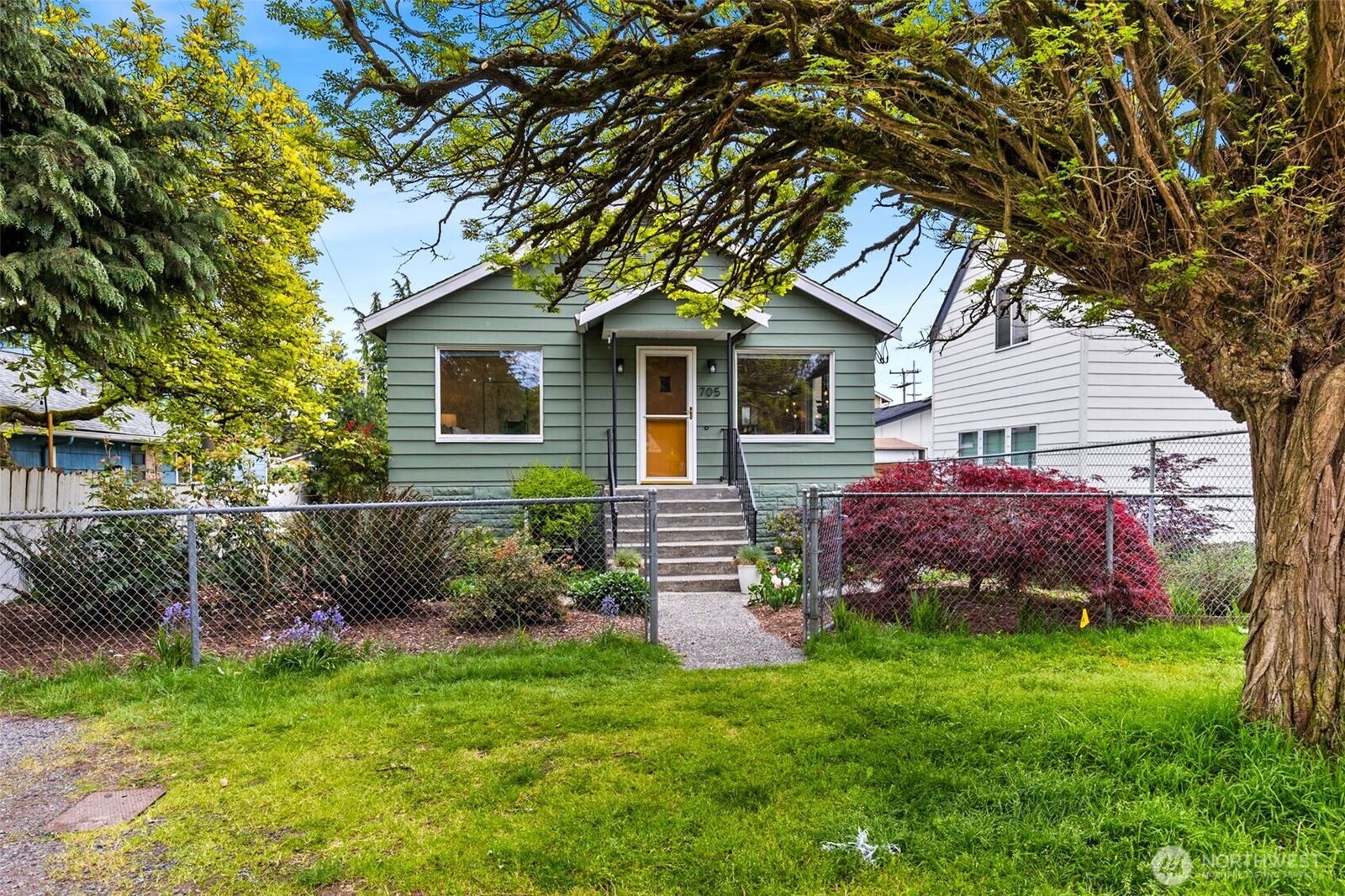 Property Photo:  705 N  104th Street  WA 98133 