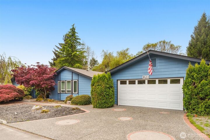 Property Photo:  921  241st Place SW  WA 98021 