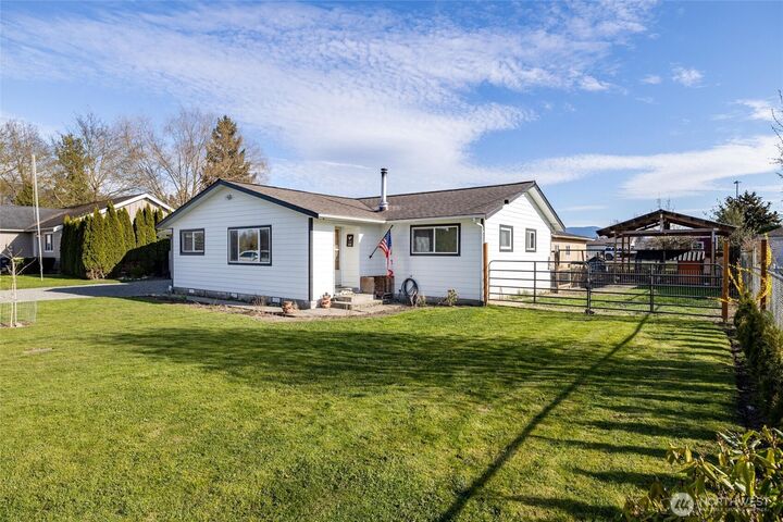 Property Photo:  308  Baker Street  WA 98247 