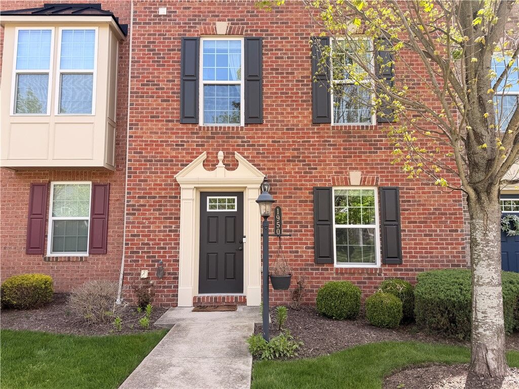 Property Photo:  1950 Georgetown Dr  PA 15143 