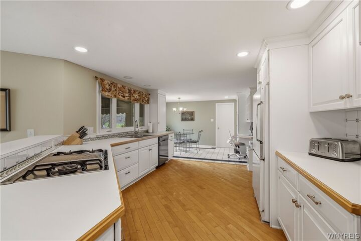 Property Photo:  465 Fort Gray Drive  NY 14092 