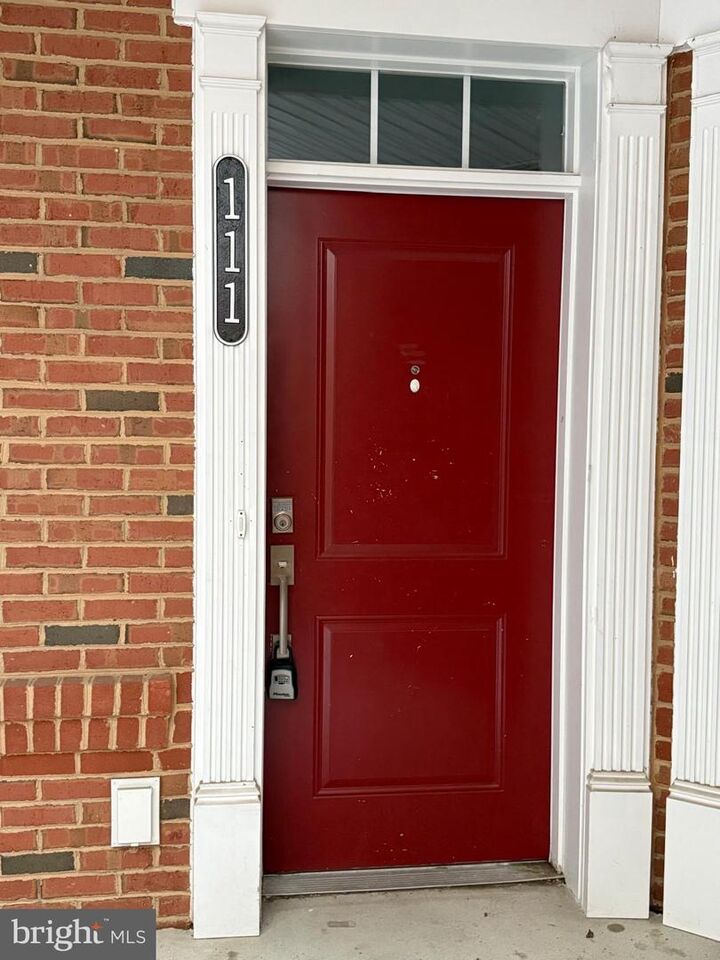Property Photo:  23235 Milltown Knoll Square 111  VA 20148 