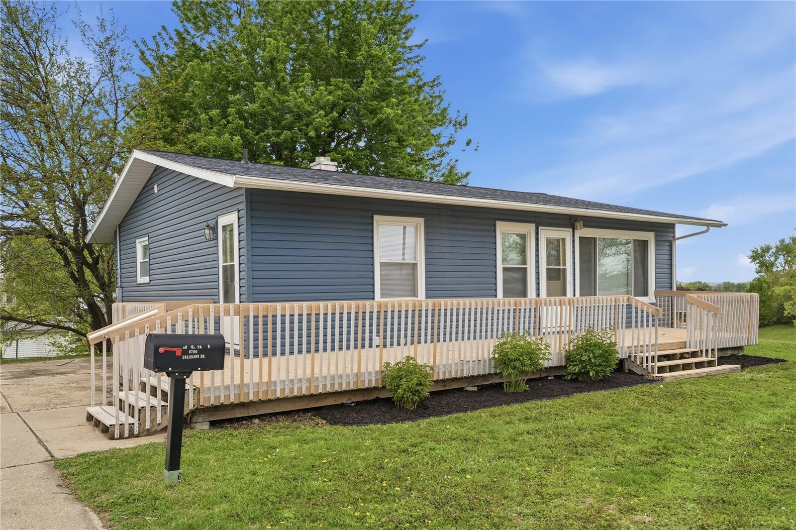 Property Photo:  5700 Colorado Dr SW  IA 52404 