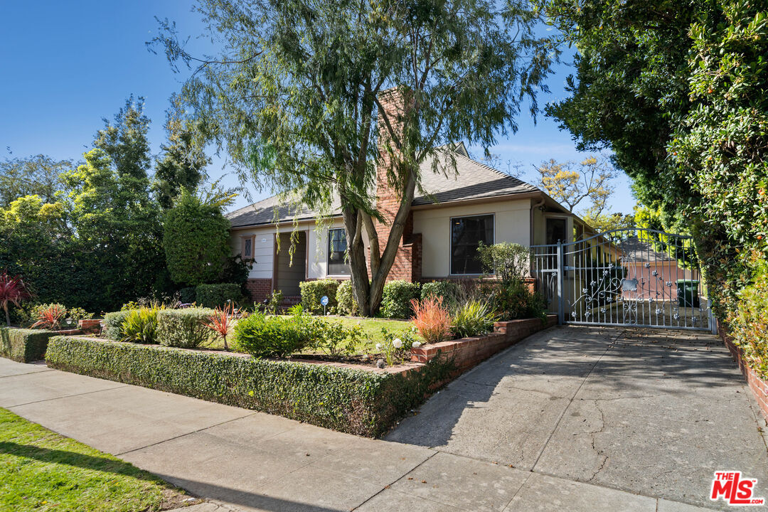 Property Photo: 11959 Foxboro Dr CA 90049