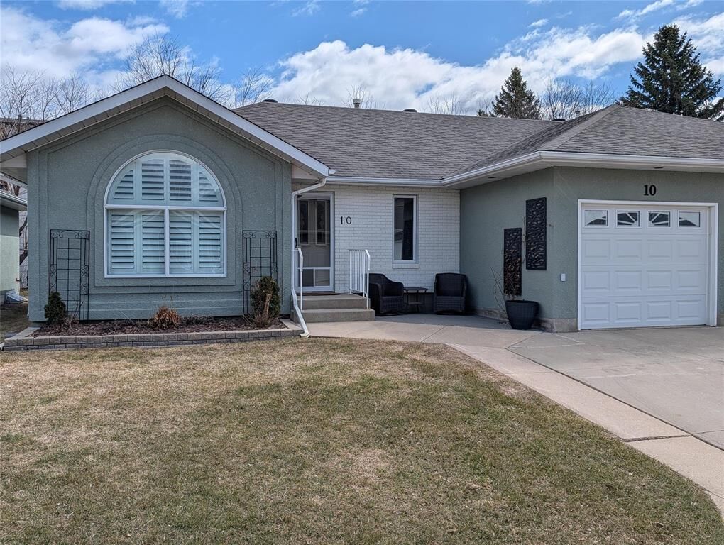 Property Photo:  10 Carlton Place  MB R7B 3Y1 