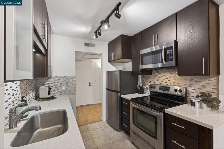Property Photo:  490 N Civic Dr 314  CA 94596 