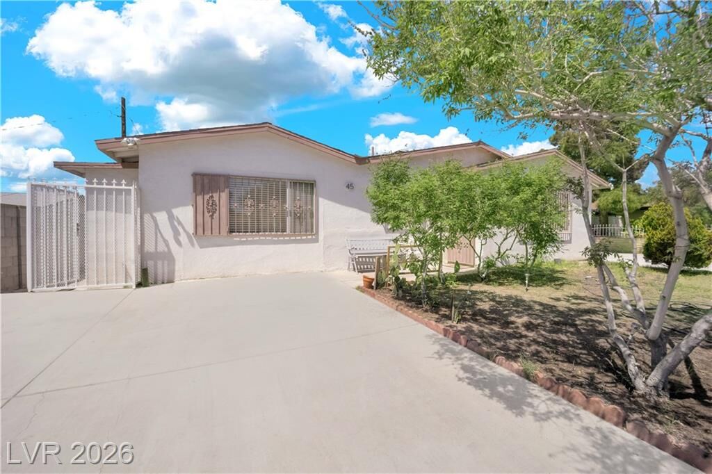 Property Photo:  