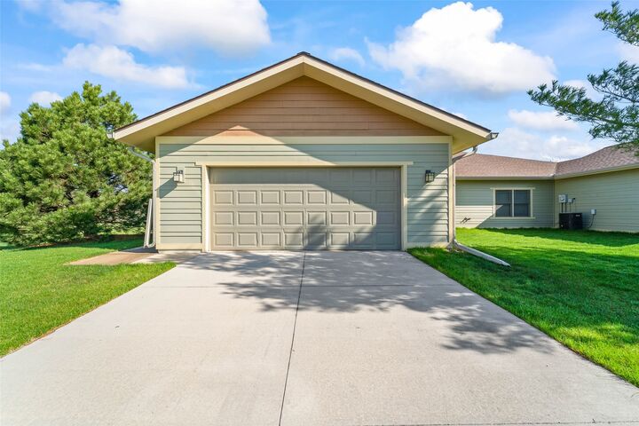 Property Photo:  712 Timberland Drive  IA 50248 