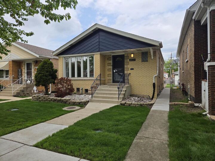 Property Photo:  5822 W 64th Place  IL 60638 