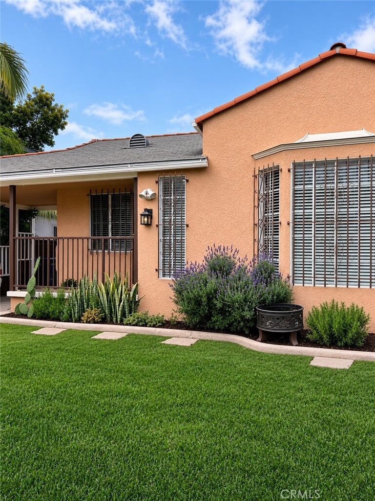 Property Photo:  1933 S Corning  CA 90034 