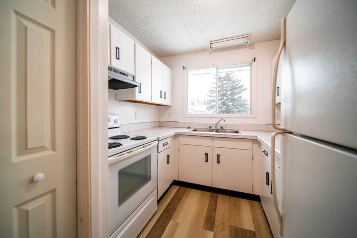 Property Photo:  1601 5 Avenue  AB T9W 1J3 