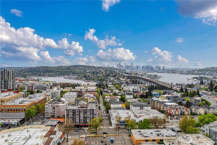 Property Photo:  4540  8th Avenue NE 2106  WA 98105 