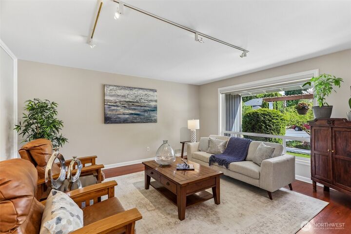 Property Photo:  18906 SE 44th Place  WA 98027 