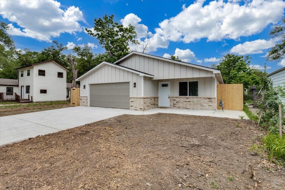 Property Photo:  1932 S Mosley  KS 67211 