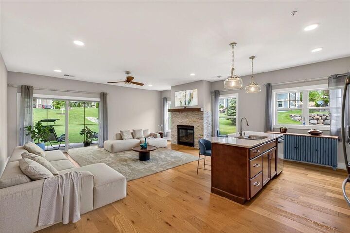 Property Photo:  1804 Maplecrest Drive 102  WI 53593 