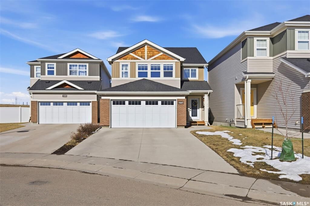 Property Photo:  1047 Kolynchuk Crescent  SK S7T 0X4 