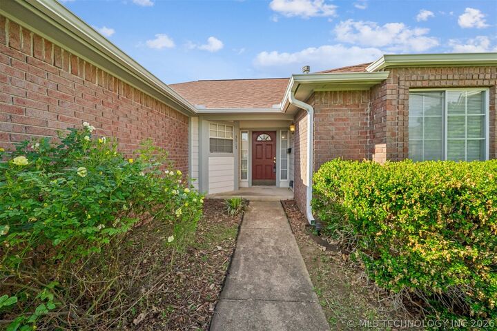 Property Photo:  3517 E Nashville Street  OK 74014 